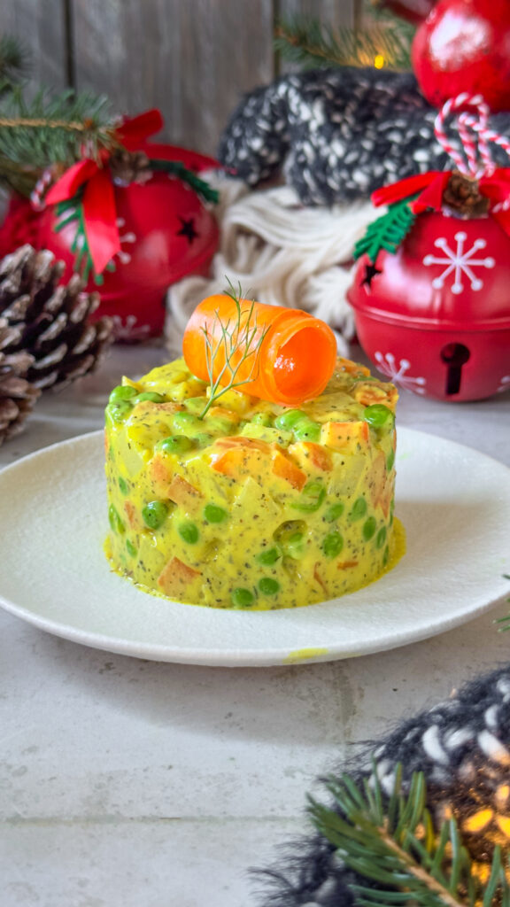 Monoporzioni scenografiche di insalata russa con maionese di riso per le feste