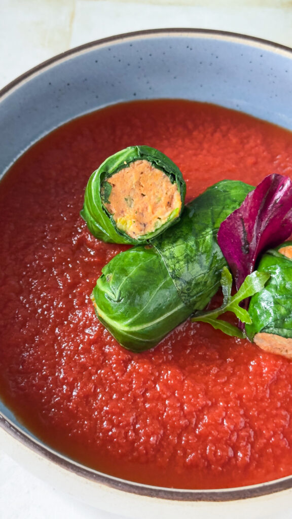 ripieno involtini di pak choi vegani con ceci e passata di pomodoro