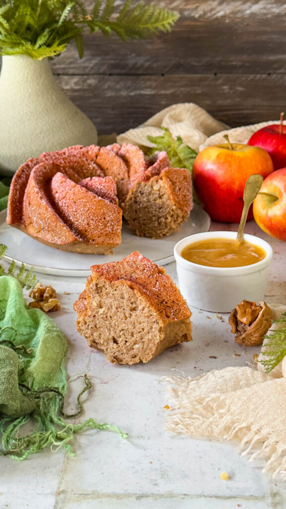 fetta di torta vegana senza zuccheri raffinati