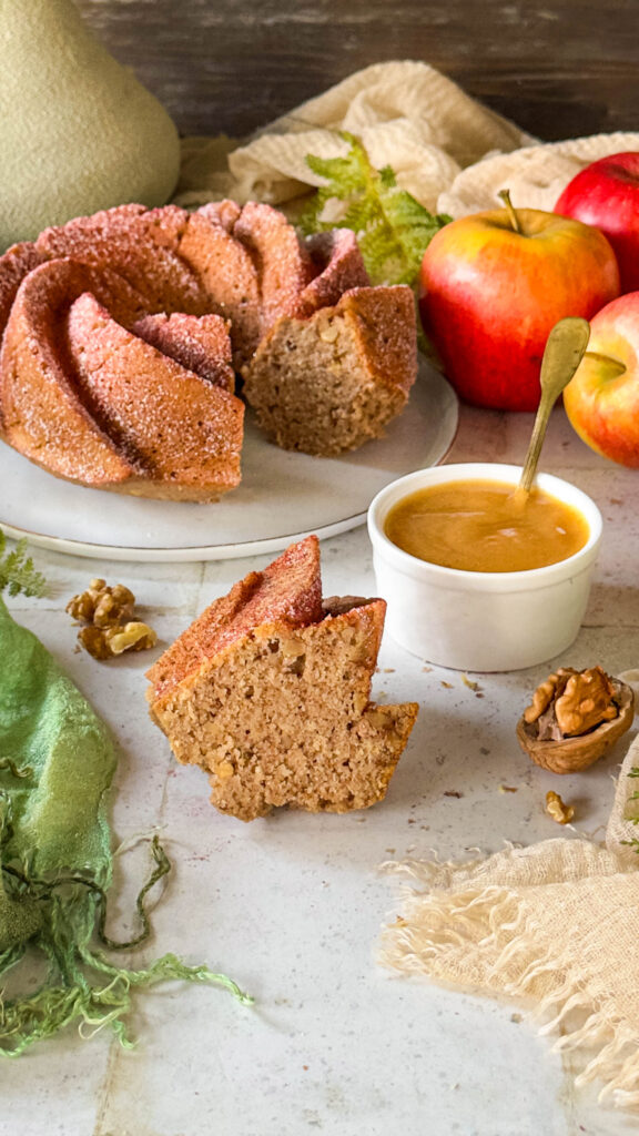 fetta di torta vegetale con burro di mele