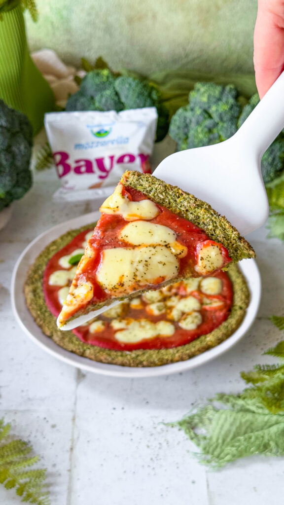 fetta di pizza di broccolo senza glutine e senza lattosio