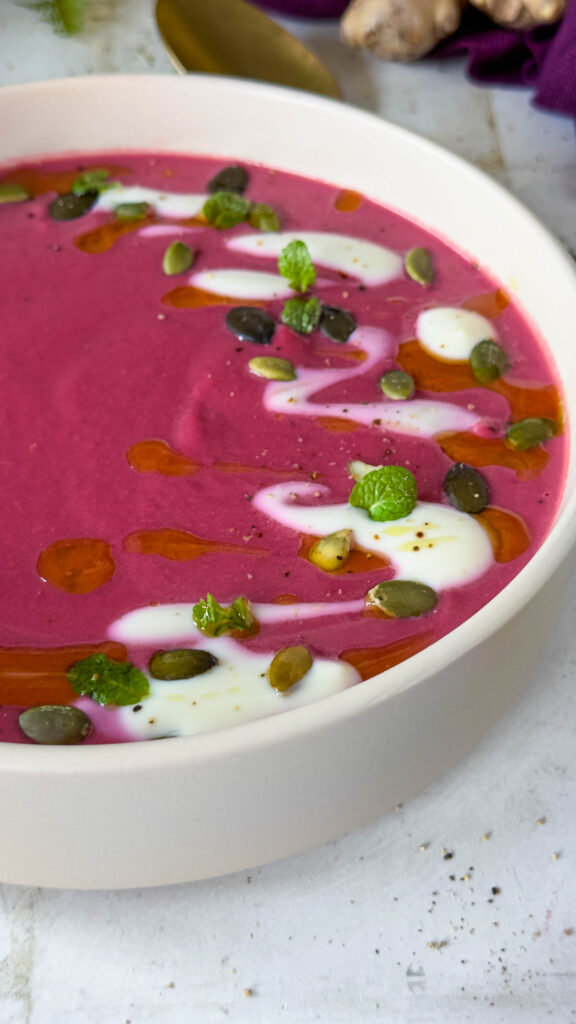 impiattamento vellutata barbabietola e mele dettaglio