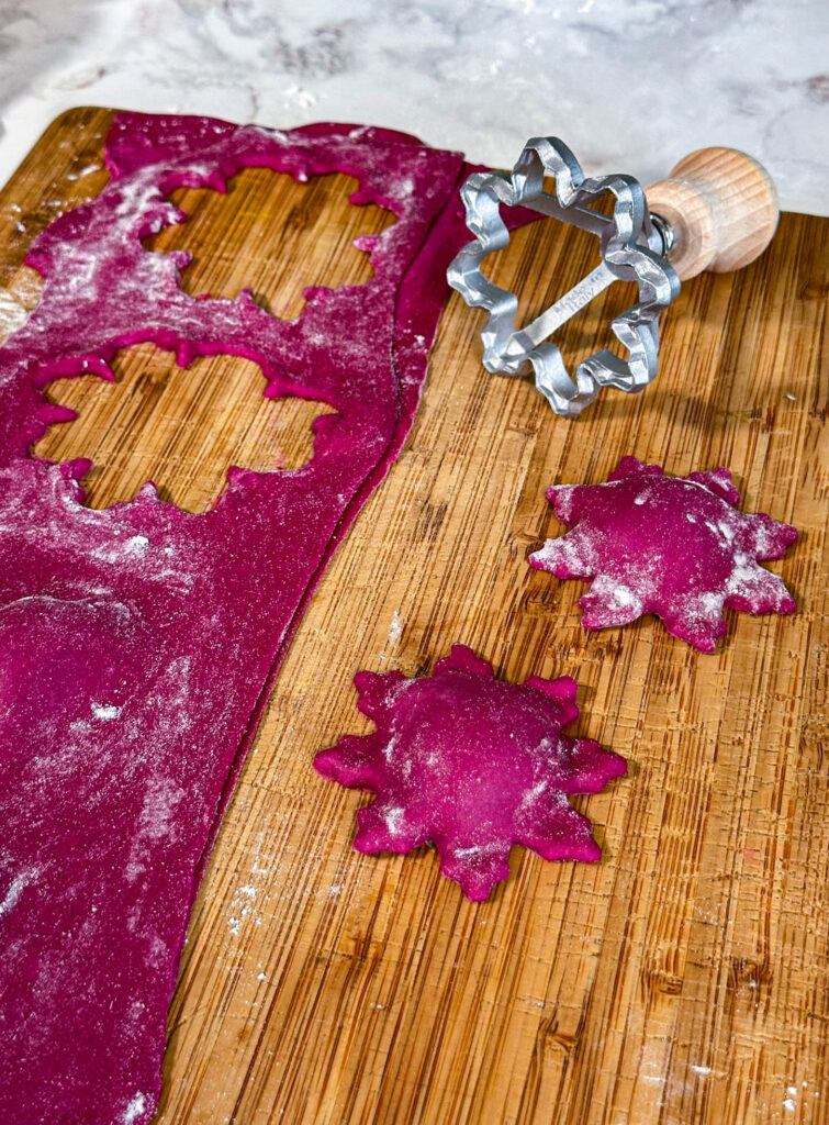 preparazione ravioli freschi veg alla barbabietola