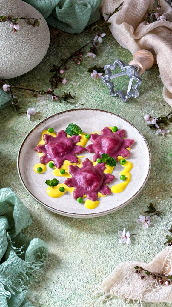 preparazione ravioli freschi veg alla barbabietola