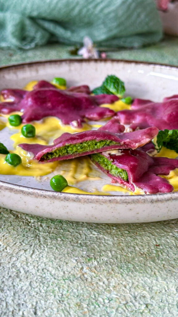 preparazione ravioli freschi veg alla barbabietola