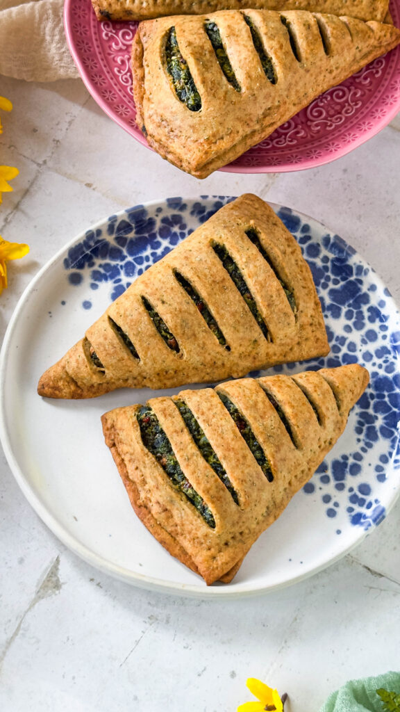Triangoli rustici piselli e spinaci con frolla salata fatta in casa